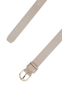 Beige nahkayö, jolla on sileä pintatekstuuri, kullansävyiset metalliosat ja brändätty solki. Sisältää useita säätöreikiä.