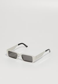 Rechteckige Sonnenbrille mit einem hellgrauen Rahmen und dunkelgrauen Gläsern. Sie verfügt über schmale Bügel mit einem schwarzen Akzent. Insgesamt glatte Oberfläche.