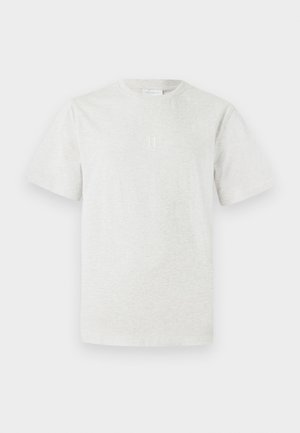 Lichtgrijze katoenen T-shirt met korte mouwen, ronde hals en een klein, tonal logo op de voorkant. Zachte textuur, normale pasvorm.