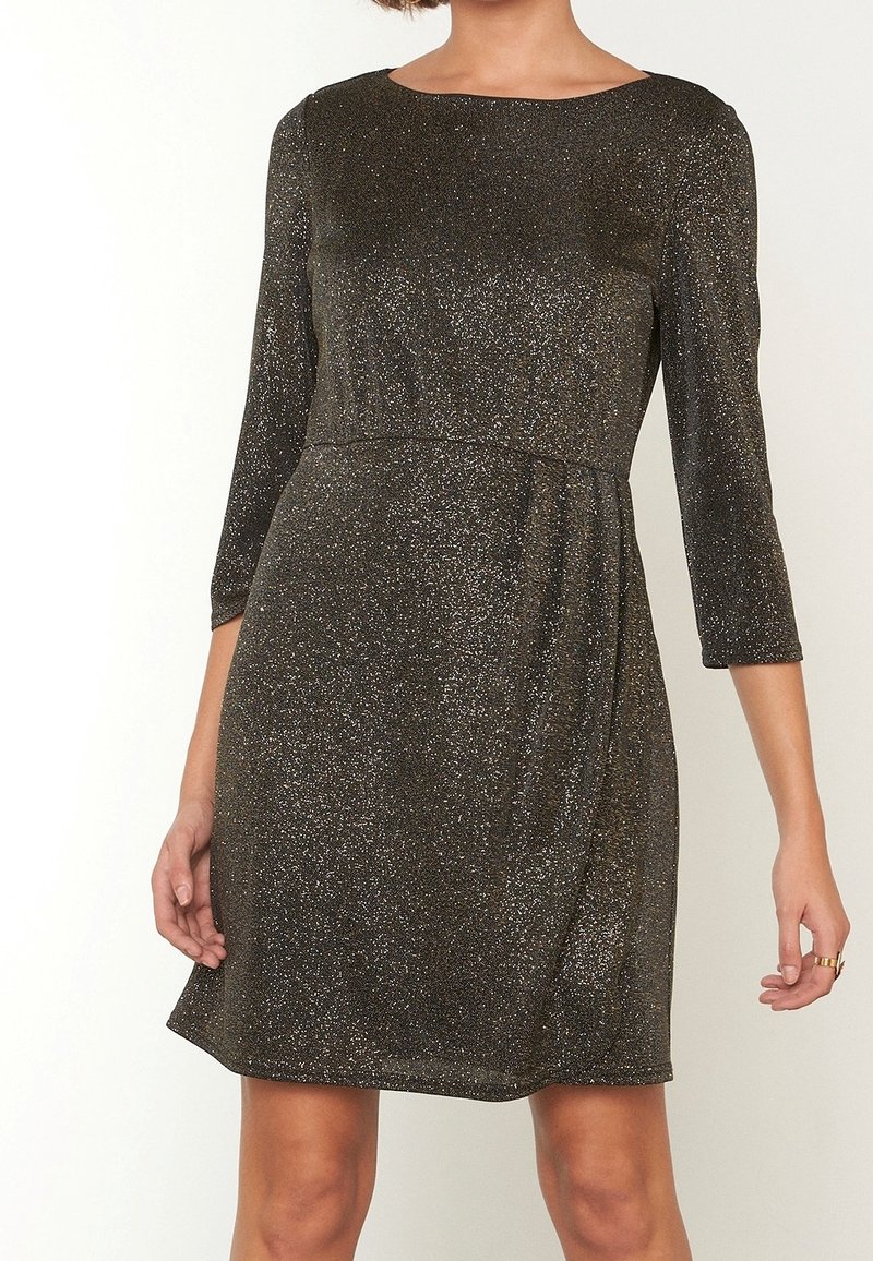 Kortärmad klänning i mörk metallisk tyg; har en rundad halsringning, figurnära överdel och avslappnad kjol med glittrande textur.