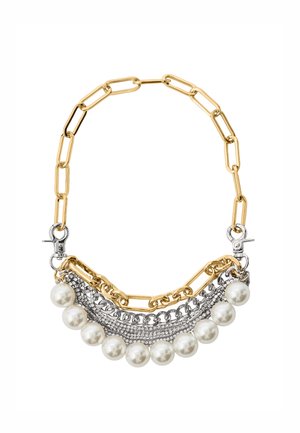 Masywna złota naszyjnik łańcuchowy z warstwowanymi srebrnymi łańcuchami i dużymi białymi perłami wiszącymi wzdłuż dolnej krawędzi na białym tle.