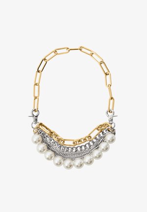 Masywna złota naszyjnik łańcuchowy z warstwowanymi srebrnymi łańcuchami i dużymi białymi perłami wiszącymi wzdłuż dolnej krawędzi na białym tle.