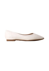 Chaussure plate en cuir blanc texturé à bout pointu avec une semelle basse couleur tabac, montrée de profil sur fond blanc.