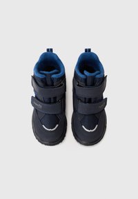 Pár tmavě modrých dětských zimních bot s dvojitými suchými zipy a modrou fleecovou podšívkou, pohled shora na bílém pozadí.