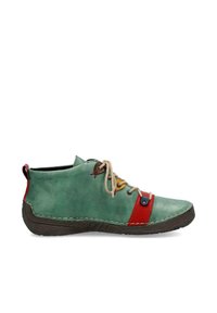Chaussure en cuir vert avec des accents rouges, bout arrondi et lacets tissés ; présente une semelle texturée et un détail de talon contrasté.