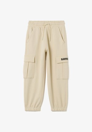 Pantaloni sportivi beige con vita elasticizzata, cordoncino, due tasche laterali e due tasche cargo, con la scritta "GAME" in nero.