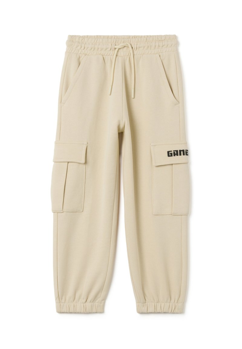 Pantalones deportivos beige con cintura elástica, cordón, dos bolsillos laterales y dos bolsillos tipo cargo, que presentan el texto "GAME" en negro.