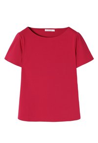 Lyhythiha, yksinkertainen punainen naisten paita, jossa on pyöreä pääntie ja pieni etiketti takana kauluksessa.