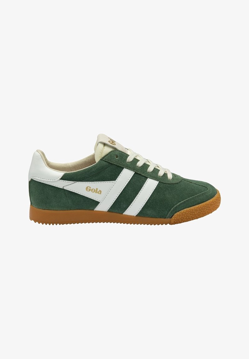 Grüne Wildleder-Sneaker mit weißen Streifen, gummierter Sohle und beigem Zungenstück mit goldfarbenem "Gola"-Logo. Klassisches Low-Top-Design.