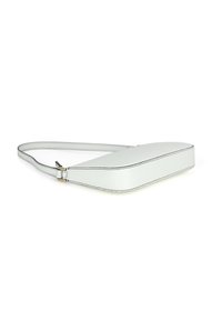 Biela kožená crossbody taška s plochým obdĺžnikovým tvarom, prešitou detailnou líniou pozdĺž okrajov a nastaviteľným popruhom.