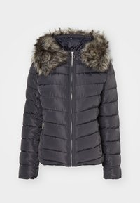 Zwarte gewatteerde jas met een met bont gevoerde capuchon, ritsluiting en geribde manchetten. Beschikt over horizontale stiksels en zijzakken voor extra warmte.