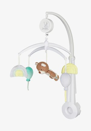 Mobile per culla bianco con giocattoli morbidi appesi: arcobaleno, palloncino turchese, orsetto marrone, palloncino grigio e arcobaleno giallo.