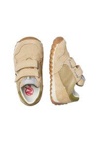 Une paire de baskets beige pour tout-petits avec des côtés en maille, deux brides velcro, et des semelles en caoutchouc texturé, présentée en vues de dessus et de côté.