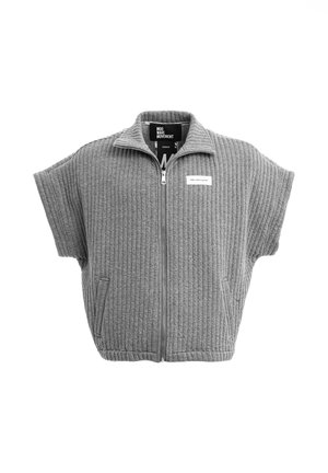 Chaqueta gris acanalada de manga corta con cremallera, cuello alto, dos bolsillos delanteros y una pequeña etiqueta blanca en el pecho.