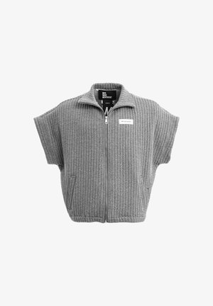 Chaqueta gris acanalada de manga corta con cremallera, cuello alto, dos bolsillos delanteros y una pequeña etiqueta blanca en el pecho.