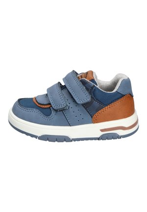 Dziecięce niebiesko-brązowe tenisówki z białą podeszwą, dwoma paskami na rzepy, cholewką z siatki i wyściełanym wnętrzem.