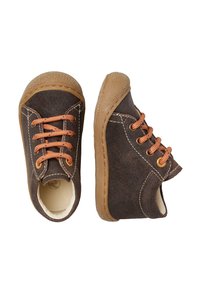 Hnědé semišové boty s oranžovými tkaničkami, kulatou špičkou a béžovou gumovou podrážkou. Obsahují bílé prošívání a měkkou vnitřní podšívku pro komfort.