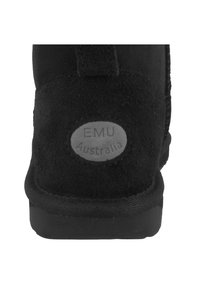 Stivale in suede nero con forma arrotondata, dotato di suola in gomma e un patch ovale grigio con logo EMU Australia sul retro.