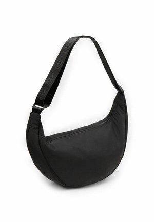 Sac bandoulière noir en forme de croissant avec une large sangle réglable ornée de détails de logo embossés, compartiment principal zippé et tissu lisse.