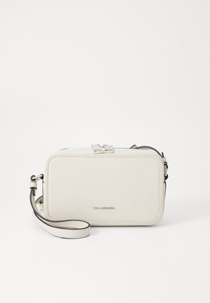 Bolso cruzado de cuero texturizado blanco con una cremallera suave, correa ajustable y un branding sutil en la parte frontal. Forma rectangular compacta.