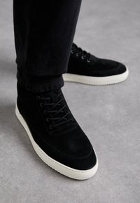 Selected, black