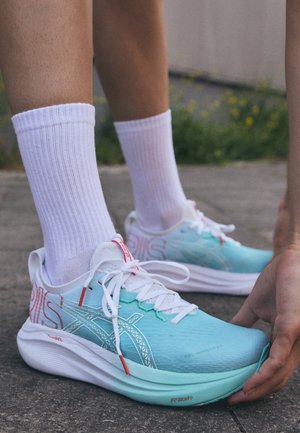 ASICS GEL NIMBUS  - Road running shoes - illuminate mint / white