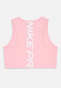 Rosa Sport-BH mit vertikalem, weißem "NIKE PRO"-Text auf dem Rücken. Verfügt über ein ärmelloses Design und einen glatten, dehnbaren Stoff.