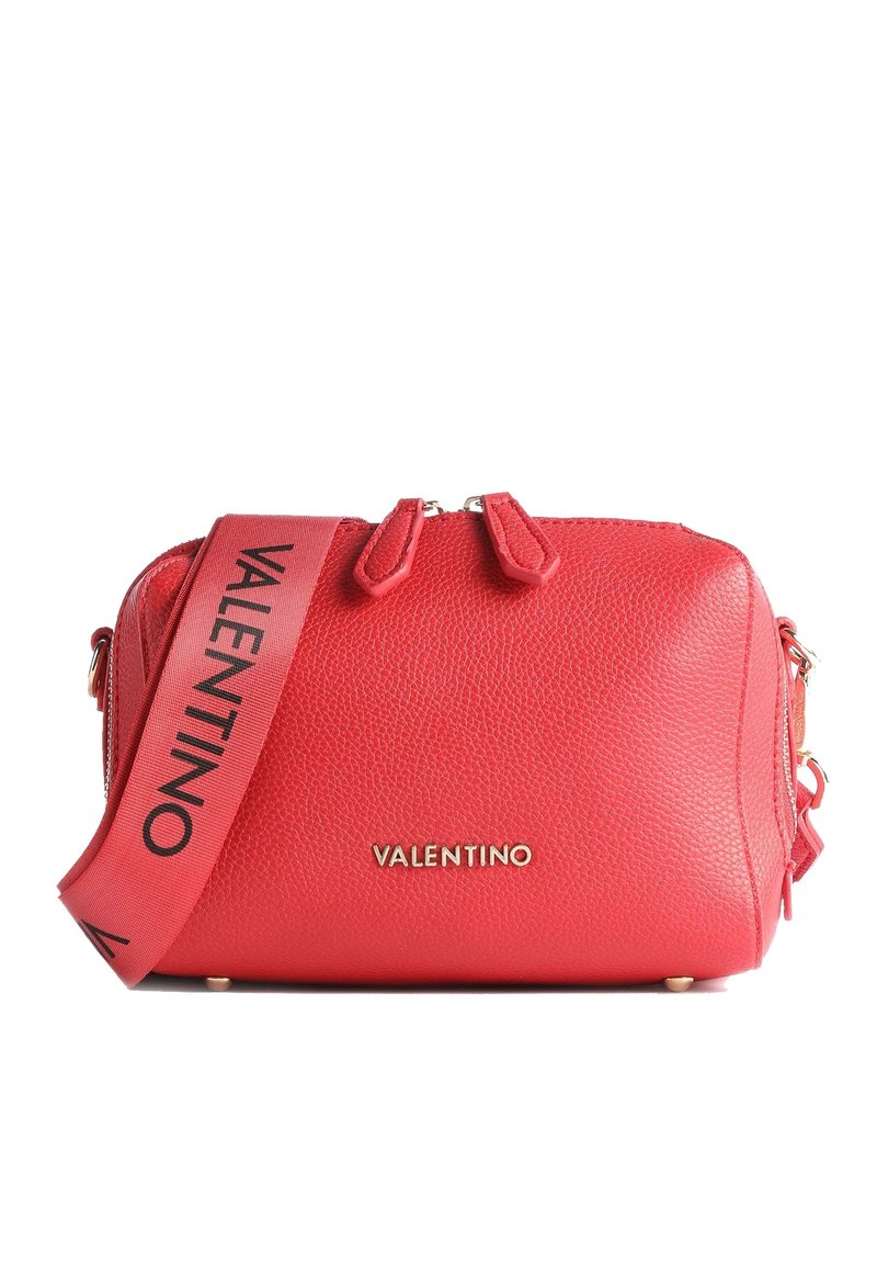 Rote Ledertasche mit strukturiertem Finish, goldfarbenem Logo und einem gemusterten Tragegurt mit "VALENTINO" in Schwarz. Reißverschluss mit zwei oberen Griffen.