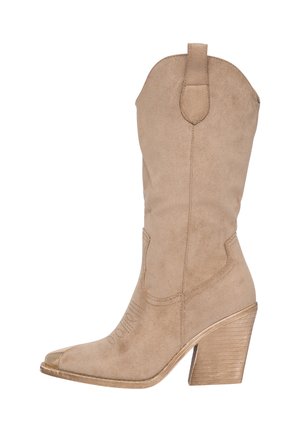 Beżowe zamszowe kowbojki z wydłużonym noskiem, szwami ozdobnymi i piętą złożoną. Projekt ma wysoki cholewkę oraz tylne uchwyty.