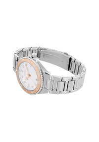 Silberner Edelstahlarmbanduhr mit einem roségoldenen Ziffernblatt, weißem Zifferblatt und einem Gliederarmbanddesign. Sie verfügt über ein rundes Gehäuse und auffällige Indizes.