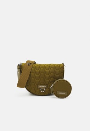 Gewatteerde olijfgroene crossbodytas met verstelbare riem en bijpassend rond muntenportemonneetje, beide met zilverkleurige hardware en merkllabels.