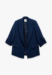 Blazer blu navy con design su misura, rever strutturati, maniche arrotolate, due tasche frontali e foderatura interna liscia.