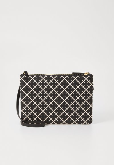 Bolso negro y crema con un patrón geométrico, que cuenta con un cierre de cremallera y una correa desmontable. Tela texturizada con un acabado suave.