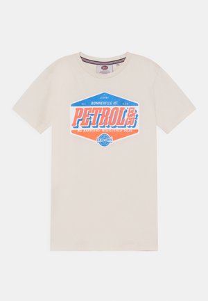 T-shirt beige à manches courtes avec un logo hexagonal Petrol & Co. bleu, blanc et orange ainsi qu’un texte sur la poitrine.