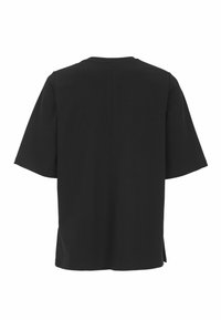 Musta lyhythihainen paita, jossa on pyöreä kaula-aukko. Valmistettu pehmeästä kankaasta, jossa on suora leikkaus ja sivureiät helman kohdalla. Saumayksityiskohta selkäpuolella.