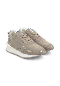 Beżowe zamszowe sneakersy z srebrnymi detalami i ćwiekami, z zaprojektowaną gumową podeszwą i okrągłym noskiem.