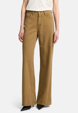 Pantaloni a gamba larga in tessuto kaki, con design a cinque tasche, passanti per la cintura e chiusura con zip e bottone. Tessuto morbido e vestibilità su misura.