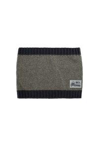 Diadema de punto en verde oliva con bordes acanalados oscuros. Presenta un parche con un logo de calavera y la inscripción "SCL PRS". Textura suave.