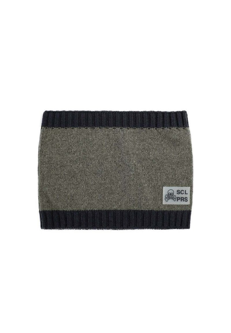 Diadema de punto en verde oliva con bordes acanalados oscuros. Presenta un parche con un logo de calavera y la inscripción "SCL PRS". Textura suave.