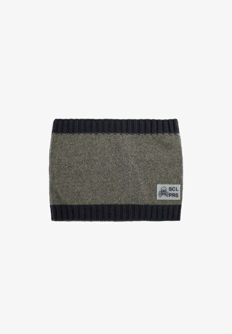 Diadema de punto en verde oliva con bordes acanalados oscuros. Presenta un parche con un logo de calavera y la inscripción "SCL PRS". Textura suave.