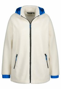Chaqueta de forro polar en color crema con capucha azul. Cuenta con bolsillos frontales con cremallera negra y cierre delantero con cremallera. Textura suave, corte relajado.