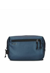 Blauwe nylon pouch in een rechthoekige vorm, met een bovenste ritssluiting en een voorkantvak met dubbele ritsen. Gladde textuur met minimale accenten.