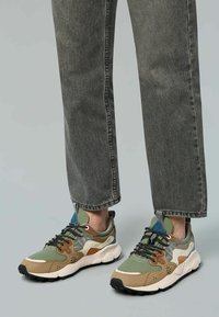 Sneaker multicolori con superiore in rete, scamosciato e sintetico in verde, marrone e blu, dotati di lacci neri e suola in gomma testurizzata.