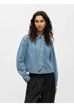 Hellblaue Jeansjacke mit Kragen, Knopfverschluss vorne und Bindedetail. Mit langen Ärmeln und einer Brusttasche.
