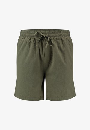 Męskie szorty kąpielowe w oliwkowym zielonym kolorze z elastycznym pasem i sznurkiem z przodu, wykonane z teksturowanej tkaniny, wyeksponowane na białym tle.