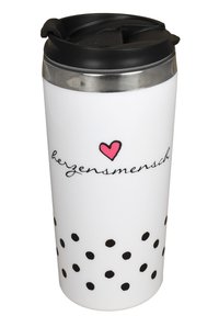 Tazza da viaggio bianca con coperchio nero, pois neri vicino alla base, cuore rosa sopra la parola "herzensmensch" in scrittura corsiva.