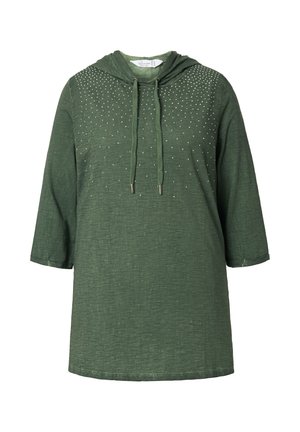 Sudadera verde con capucha, hecha de tela texturada, que presenta un frente con detalles de tachuelas metálicas y un cierre con cordón. Mangas tres cuartos.