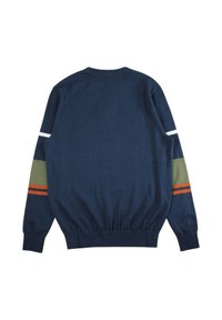 Pull-over bleu marine avec ourlet côtelé. Présente des rayures vertes, orange et blanches sur les manches. Texture lisse, design décontracté.