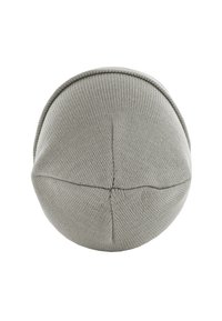 Gorro de punto gris con forma redondeada. Presenta una textura acanalada y parece suave con un diseño limpio y sin costuras.