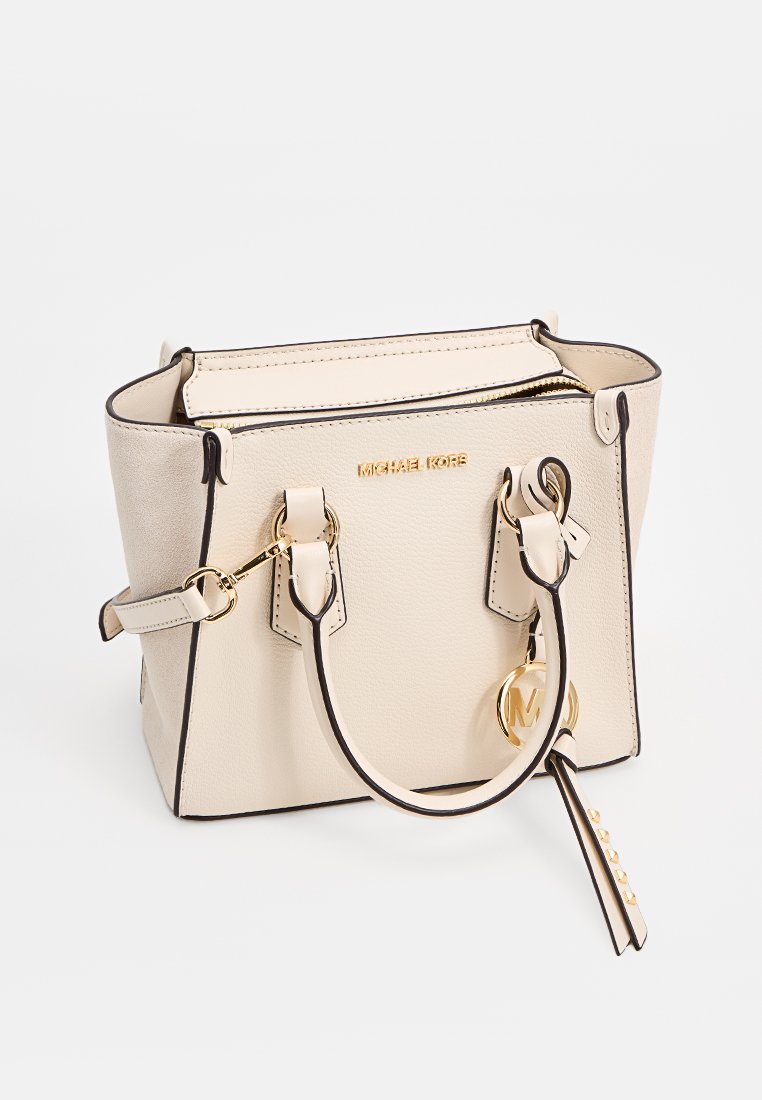 Beige Lederhandtasche mit schwarzen Akzenten, doppelten oberen Griffen, goldenen Beschlägen und einem Schlüsselanhänger. Mit Reißverschlussverschluss und strukturierter Form.